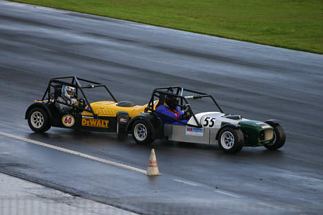 Men også Syver Race Cup kørerne fandt det svært at stoppe efter at have været oppe i det høje gear, så de hjælpes ad med det!!!
(Foto: Finn Bojer)